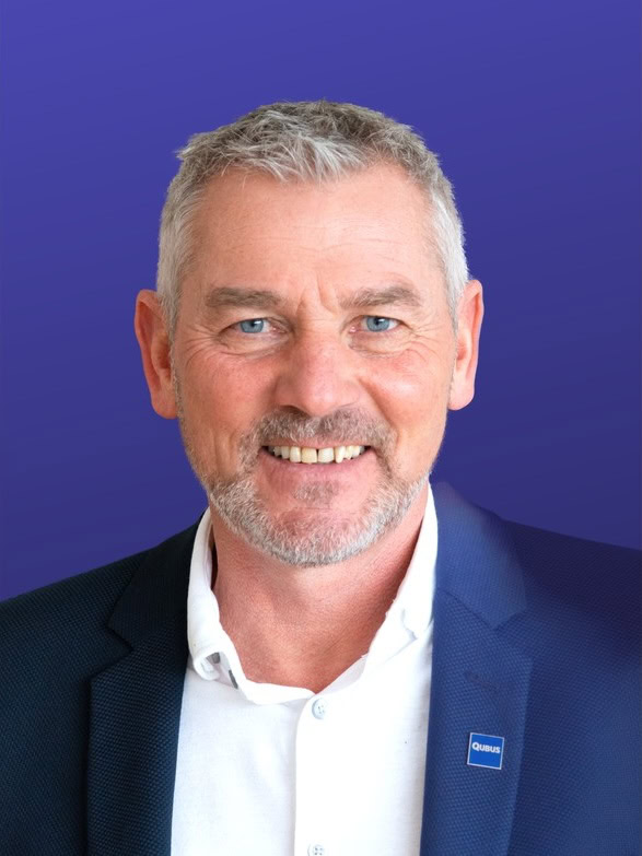 Portrait eines Mannes vor blauem Hintergrund